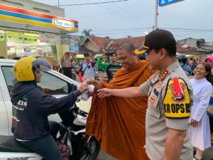 Kapolresta dan Forum Lintas Agama di Tangerang Berbagi Takjil
