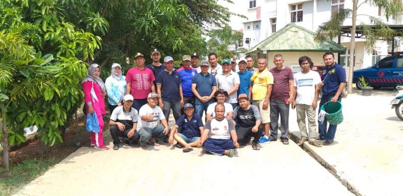 Kerja Bakti Masal, Warga Belendung Tanam Pucuk Merah di Bantaran Kali Cisadane