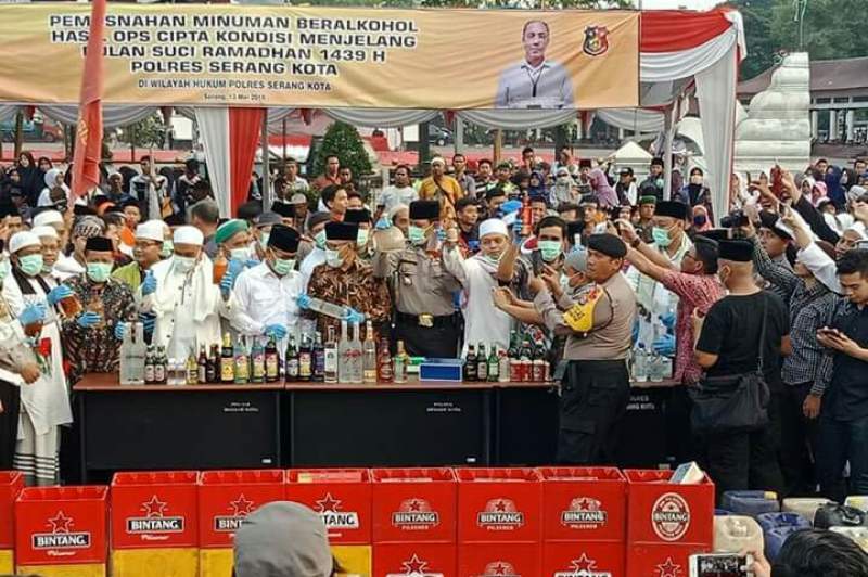 Polres Serang Kota, Musnahkan 6886 Botol Miras Berbagai merek.