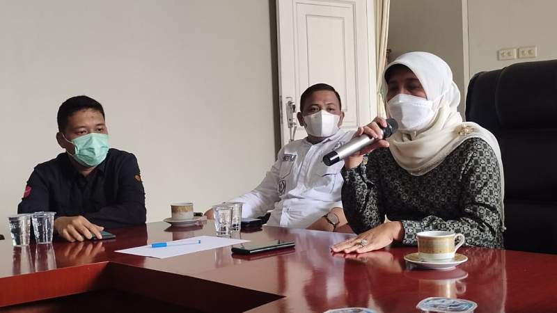 Ketua DPD II Partai Golkar Cilegon Ratu Ati Marliati didampingi Sekretaris DPD II Partai Golkar Cilegon Isro Mi'raj saat konferensi pers di Yayasan Al-Islah, Kelurahan Jombang Wetan, Kecamatan Jombang, Senin (20/9/2021).