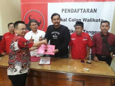 Agus setiawan saat mendaftarkan diri di kantor DPC PDI Perjuangan Kota Tangerang