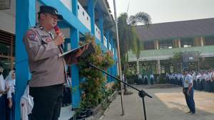 Bhabinkamtibmas Polsek Pasar Kemis Jadi Pembina Upacara di Sekolah