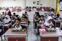 Siswa SDN Lengkong Wetan 01, Serpong, Kota Tangsel, menyantap makanan bergizi gratis. (DETAK/Aip)