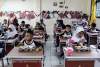 Siswa SDN Lengkong Wetan 01, Serpong, Kota Tangsel, menyantap makanan bergizi gratis. (DETAK/Aip)
