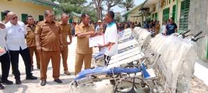 Penyerahan alat mesin pertanian kepada kelompok tani.