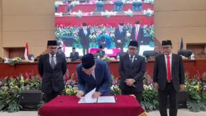 Walikota Tangsel dan petinggi DPRD saat  penandatanganan empat Raperda usulan Pemkot Tangsel.