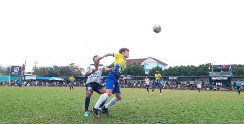 Play maker Forkabi Tangsel, Shin Hyun Joon duel bola udara dengan stoper Aseng, Betet. Laga berakhir 3-1 bagi kemenangan Aseng.