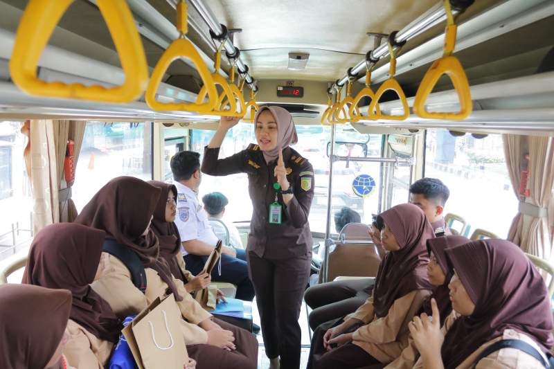 NGAMEN HUKUM di Bus Sekolah Gratis Tangsel, Cara Baru Kejari Tangsel Edukasi Hukum ke Pelajar