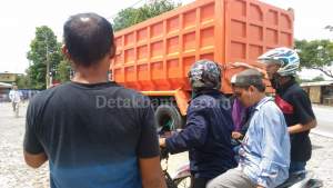 Akibat Rem Mendadak, Penumpang Ojek Hantam Bak Tronton