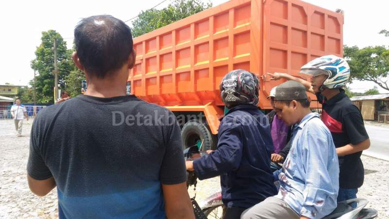 Akibat Rem Mendadak, Penumpang Ojek Hantam Bak Tronton