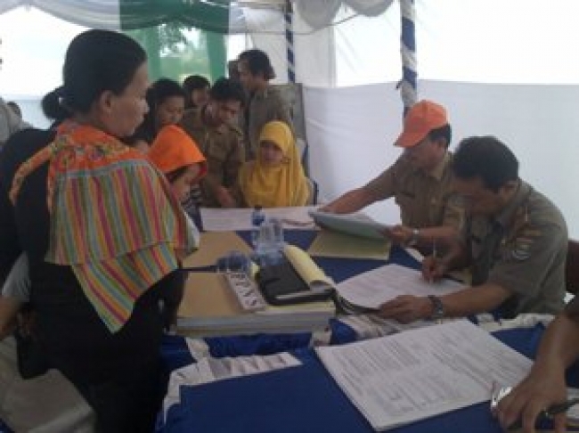 Cikupa- Warga yang terjaring razia KTP,langsung sidang di tempat.seni (11/11)dt