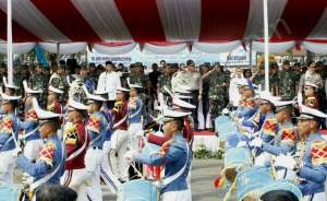 Atraksi Drum Band TNI dan Polri Memukau Masyarakat Serang