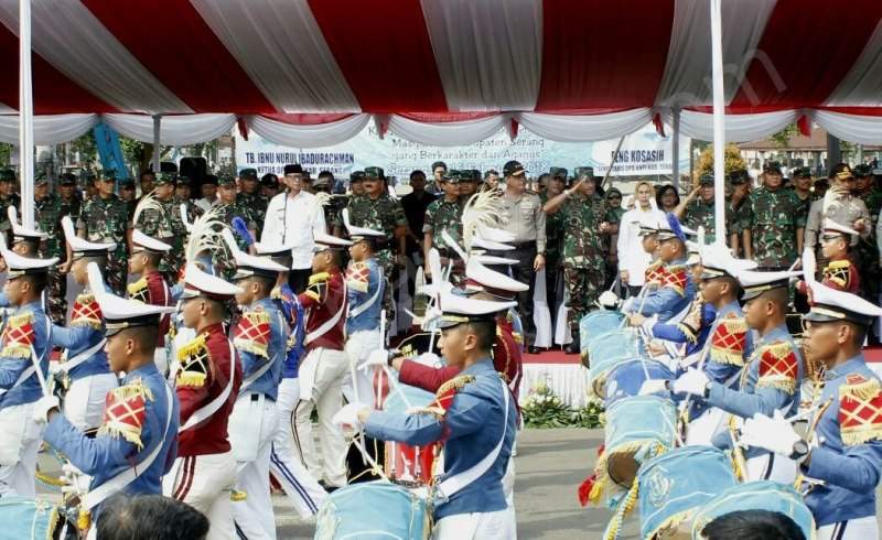 Atraksi Drum Band TNI dan Polri Memukau Masyarakat Serang