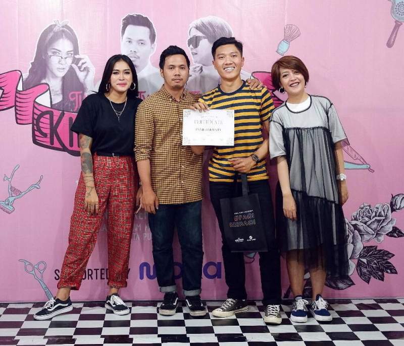 Berawal dari fashion, Panji Jadi Pelopor Pangkas Rambut On-line Di Lebak