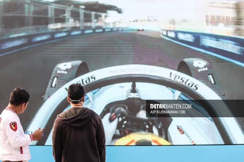 Antusias warga menyaksikan balapan Formula E melalui layar raksasa di area Festival. (foto: Aip/detak)