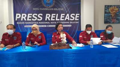 Kepala BNN Tangsel AKBP Renny Puspita (tengah) saat rilis pengungkapan narkoba.