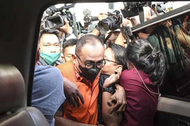 Rafael Alun Trisambodo usai diperiksa di gedung KPK, Jakarta, beberapa waktu lalu.