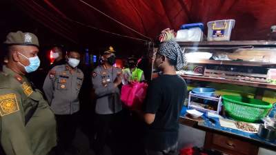Polda Banten Kembali Bagikan Sembako dan Masker Kepada Pedagang