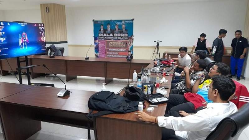 Para peserta e-sport Mobile Legend Piala DPRD saat mengikuti turnamen.