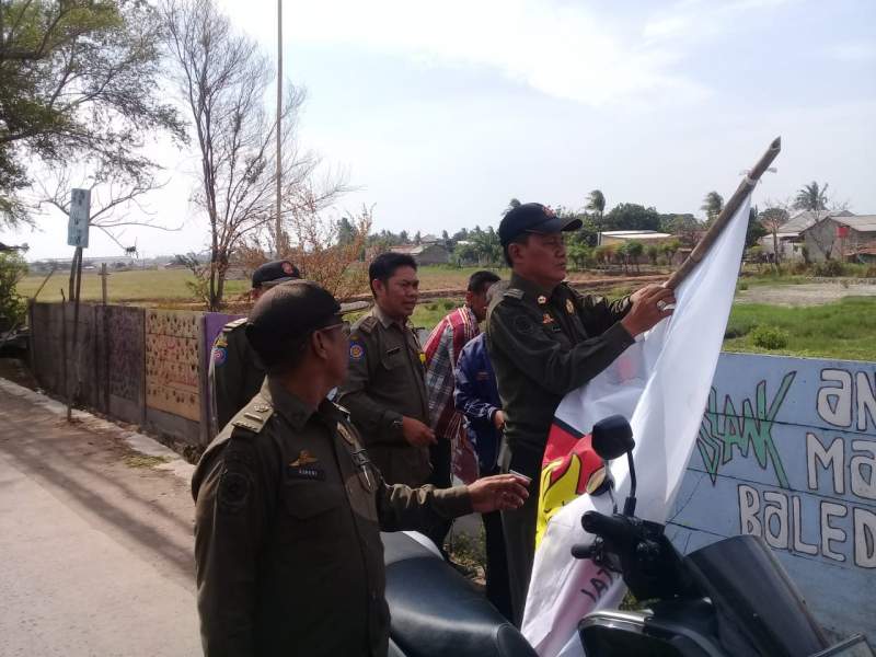 Alat Peraga Kampanye di Kosambi Ditertibkan