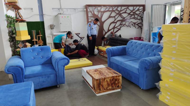Kepala Seksi Kegiatan Kerja Lapas Kelas IIA Cilegon, Aditya Jatari saat melihat aktivitas para narapidana yang mereparasi sofa.