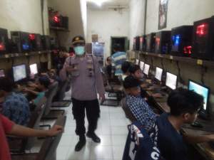 Polsek Balaraja Bubarkan Kerumunan Warga di Warnet Secara Humanis