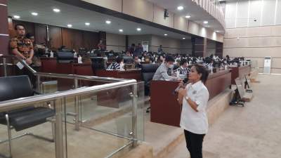 Anggota Komisi II, Ledy MP Butar Butar saat sesi tanya jawab dengan siswa SoliDEO di ruang paripurna DPRD Kota Tangsel.