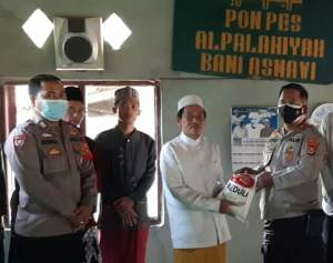 Sambang Pesantren, Kapolsek Mauk  Berikan Beras Merah Putih