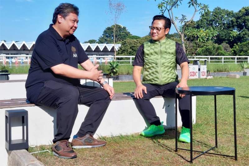 Ketum Partai Golkar, Airlangga Hartarto; bersama Ketum PKB, Muhaimin Iskandar, saat bertemu di Istora Senayan, Jakarta, Jumat (10/2/2023).