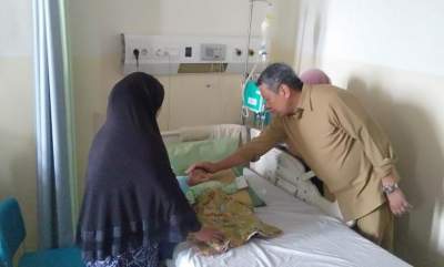 Benyamin Davnie saat cek kondisi pasien DBD di RSUD Kota Tangsel.