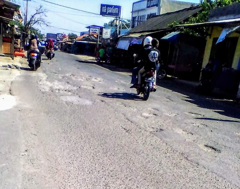 Warga Keluhkan Jalan Raya Sepatan - Pakuhaji, Berlubang dan Rawan Kecelakaan