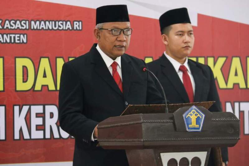 Kepala Kantor Wilayah Kementerian Hukum dan HAM Banten, Tejo Harwanto melantik dan mengambil sumpah Notaris pengganti di Wilayah Kerja Provinsi Banten, Senin (22/05/2023).  Notaris yang dilantik dan diambil sumpahnya merupakan satu orang di Wilayah Kabupaten Serang, satu orang di Kota Tangerang Selatan, satu orang di Kota Tangerang, dua orang di Kota Cilegon dan tiga orang di Notaris Wilayah Kabupaten Tangerang.  Memberikan arahannya kepada para Notaris pengganti, Kepala Kantor Wilayah Kementerian Hukum dan HAM Banten, Tejo Harwanto, menyampaikan jika Sumpah dan pelantikan ini merupakan amanat dari Undang-Undang tentang Jabatan Notaris, sehingga turut wajib diberlakukan bagi Notaris termasuk Notaris Pengganti sebelum menjalankan jabatannya.  &ldquo;Pengambilan sumpah bukan sekedar acara seremonial belaka, namun ada lafal sumpah yang diucapkan. Sumpah tersebut merupakan janji kepada Tuhan Yang Maha Esa yang harus dipenuhi oleh saudara terkait pelaksanaan tugas&rdquo;, ujarnya.  Sambungnya, Baik Notaris maupun Notaris Pengganti dalam menjalankan tugas dan jabatannya sangat penting untuk melaksanakan prinsip kehati-hatian dalam proses pembuatan akta autentik.  &ldquo;Laksanakan prinsip kehati-hatian dalam proses pembuatan akta autentik mengingat seringnya terjadi permasalahan hukum terhadap akta autentik yang dibuat notaris karena terdapat pihak-pihak yang melakukan kejahatan seperti memberikan surat palsu dan keterangan palsu ke dalam akta yang dibuat notaris&rdquo;, pesan Tejo Harwanto.  Terselenggara di Aula Lantai III Kanwil Kemenkumham Banten, kegiatan turut dihadiri Kepala Divisi Pelayanan Hukum dan HAM, Meidy Firmansyah.