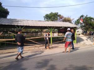 Warga Bongkar Patok Pembatas Tanah Pengembang