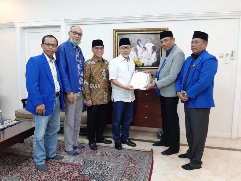 Bakal Calon Walikota Cilegon, lye Iman Rohiman dan Bakal Calon Wakil Walikota Cilegon, Awab saat menerima SK Penetapan Bacalon Walikota dan Wakil Walikota Cilegon pada Pilkada Serentak 2020 dari DPP PAN.