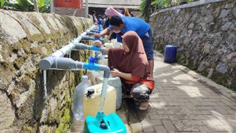 Warga Cipala saat mengambil air bersih dari SPAM yang diresmikan Walikota Cilegon.