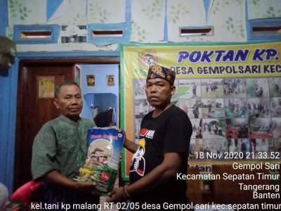 Petani Poktan Kampung Malang Terima Bantuan Benih Padi dan Sayuran