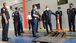 Walikota Cilegon Helldy Agustian saat meninjau lokasi pengujian KIR di Kantor Dishub Cilegon, Senin (20/9/2021).