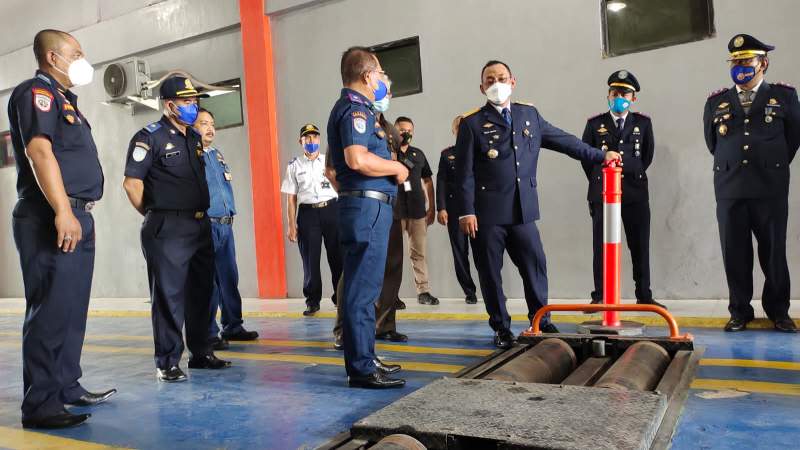 Walikota Cilegon Helldy Agustian saat meninjau lokasi pengujian KIR di Kantor Dishub Cilegon, Senin (20/9/2021).