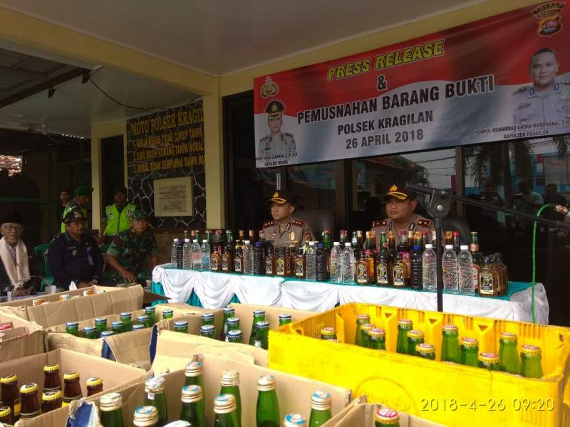 Polsek Kragilan Musnahkan 1.020 Botol Miras