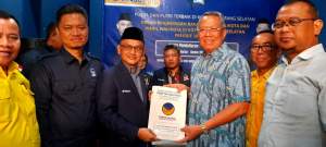 Petahana calon wali kota Tangsel, Benyamin Davnie kembalikan berkas penjaringan bakal calon di partai NasDem.