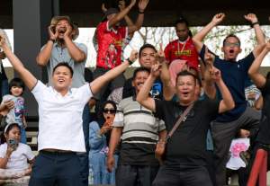 Calon Wakil Bupati Serdang Bedagai, Adlin Tambunan terlihat semangat saat tim. Korpri Sergai menang