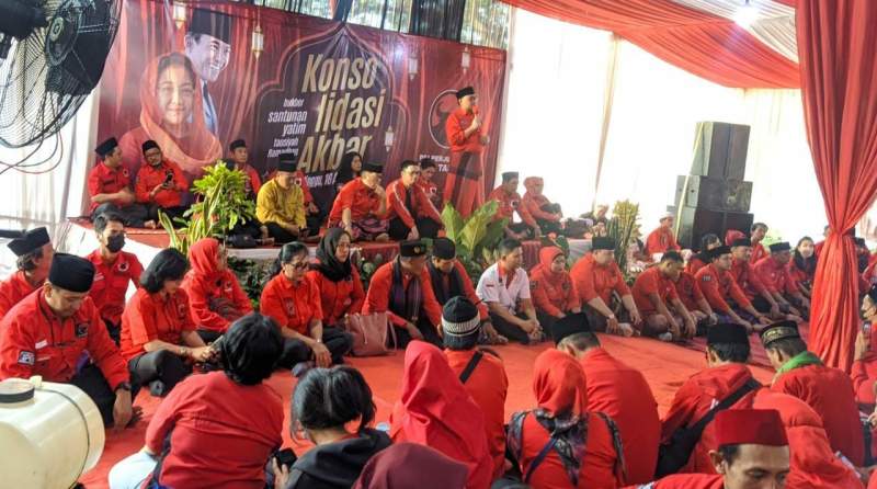 Kader PDI Perjuangan Kota Tangael saat konsolidasi dan Bukber, nampak Ketua DPC PDI Perjuangan Kota Tangsel, Wanto Sugito saat menyampaikan sambutan di depan ribuan kader partai.