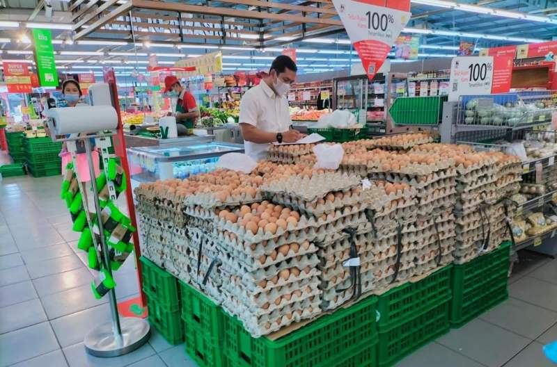 DPKP mengawasi sampel pakan ternak.