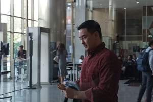 Mantan Gubernur Jambi, Zumi Zola, memenuhi panggilan penyidik KPK sebagai saksi, Selasa (1/8/2023).