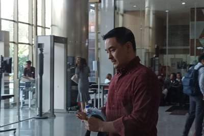 Mantan Gubernur Jambi, Zumi Zola, memenuhi panggilan penyidik KPK sebagai saksi, Selasa (1/8/2023).