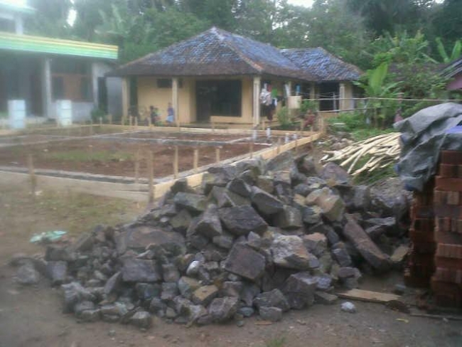 Pembangunan yang tertunda karena belum adanya pencairan dana bahan material  