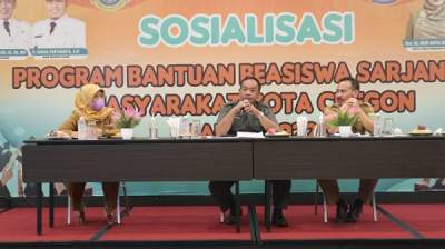 Sekda Cilegon Maman Mauludin saat membuka kegiatan sosialisasi program Beasiswa S1