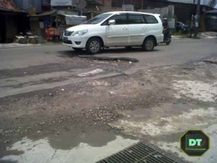 Pemerintah Acuh Terhadap Jalan yang Rusak