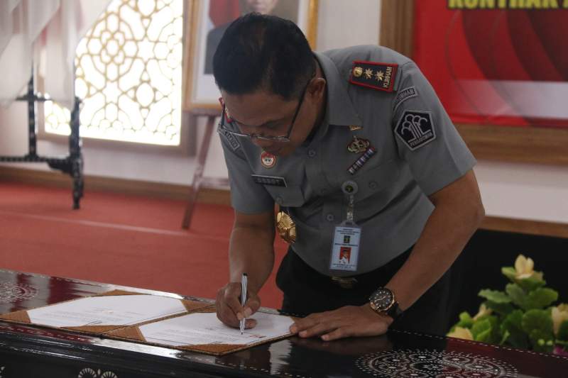 Enam Belas Organisasi Bantuan Hukum Tandatangani Kontrak Addendum Pelaksanaan Bantuan Hukum Triwulan III Tahun Anggaran 2023