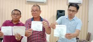 Warga Desa kota Galuh, Aeng Somba menunjukkan tanda pembayaran sewa tanah ke panti asuhan di Lubuk Pakam.